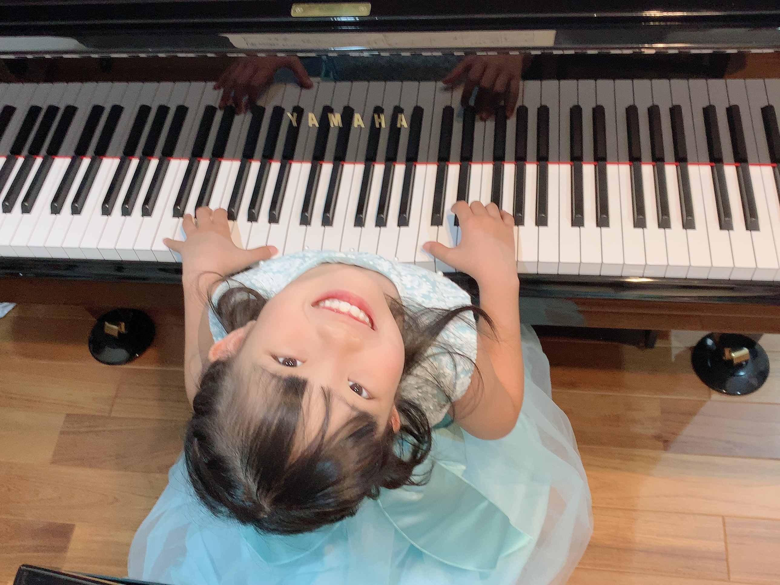 小さい子がピアノを弾いている様子